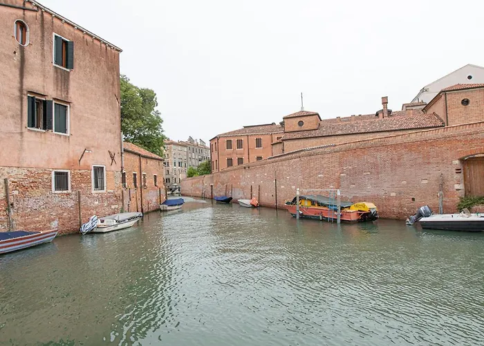 Ca\' Leoncino - Venice Canal Front Apartment