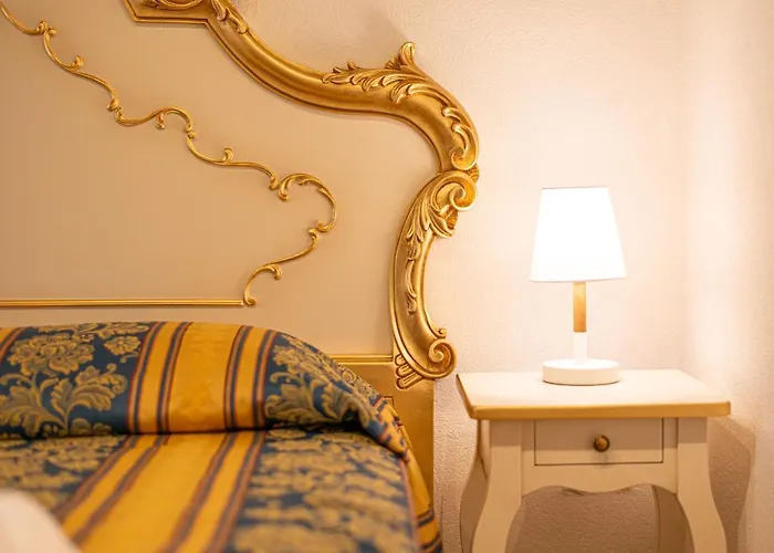 Ca\' Leoncino - Venice Canal Front Apartment